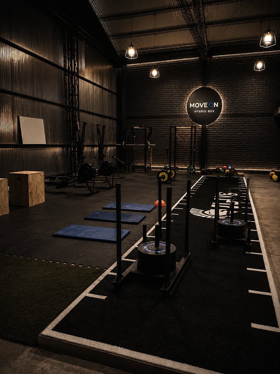 Vista general del box con racks, mats y pista