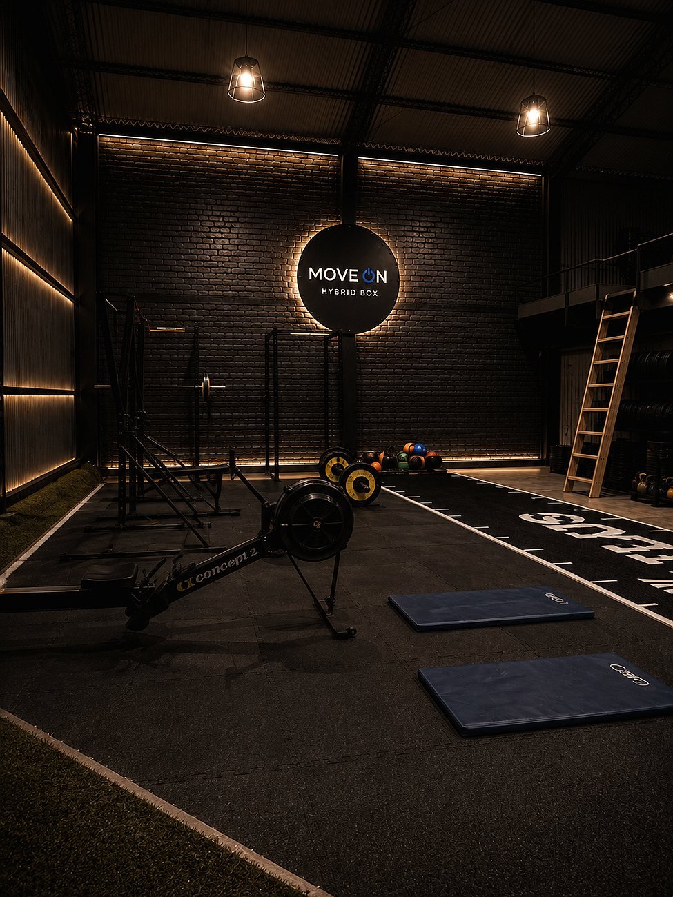Remo Concept 2 frente al muro con el logo Move On